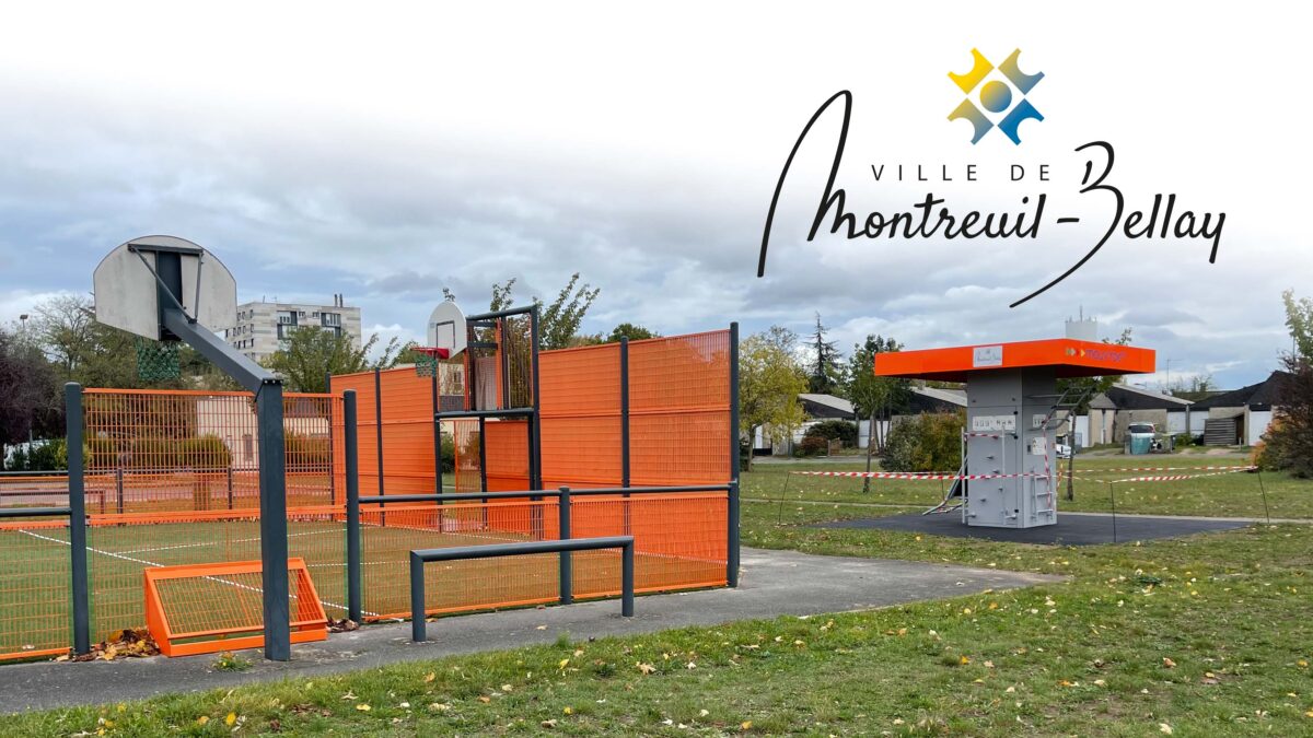Image de la structure de sport Mouvroc, installée au coeur de l'espace sportif de Montreuil-Bellay. On peut voir la structure dans son ensemble, avec ses différents équipements sportifs.